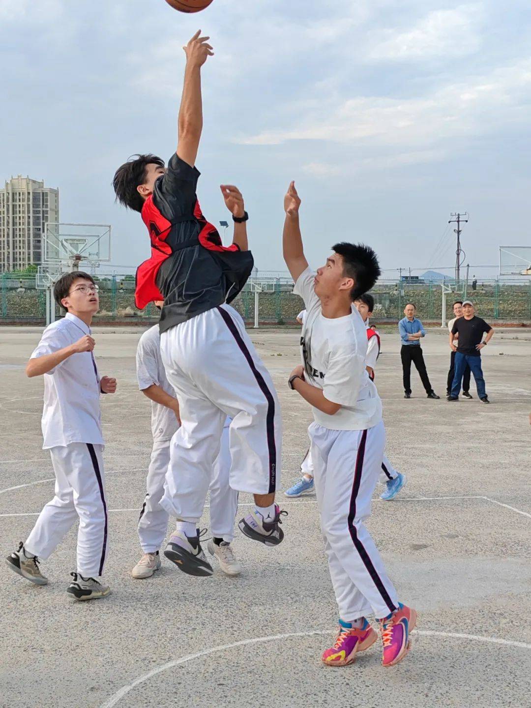 包含热血激情点燃球场，胜负难分看不腻的词条