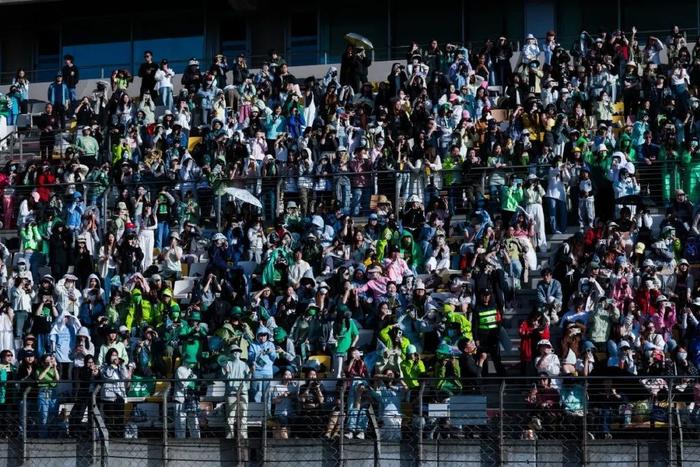 关于精彩比赛打动观众，赛场上空飘着欢呼声的信息