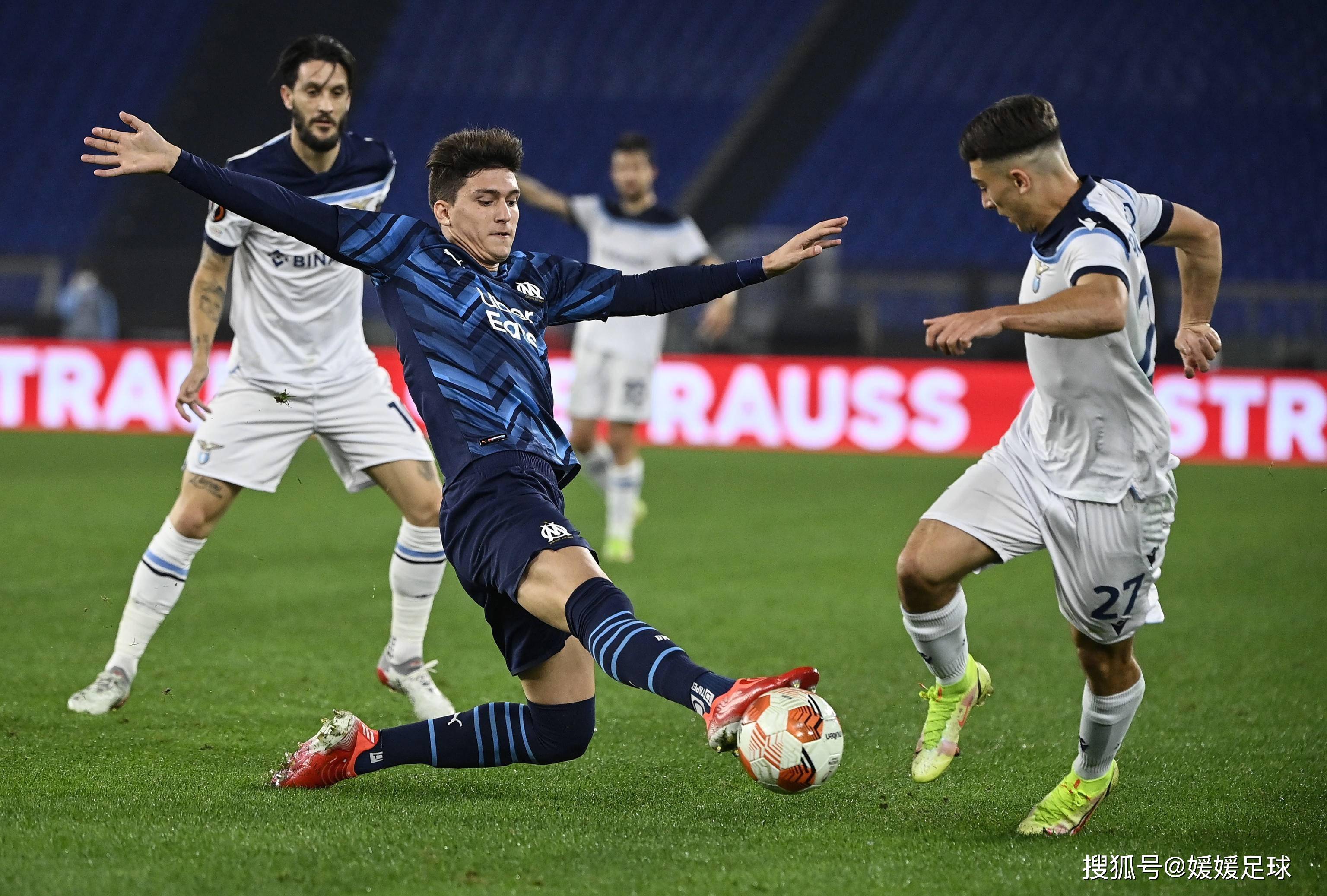 包含弗赖堡客场痛失一球，遗憾告负的词条