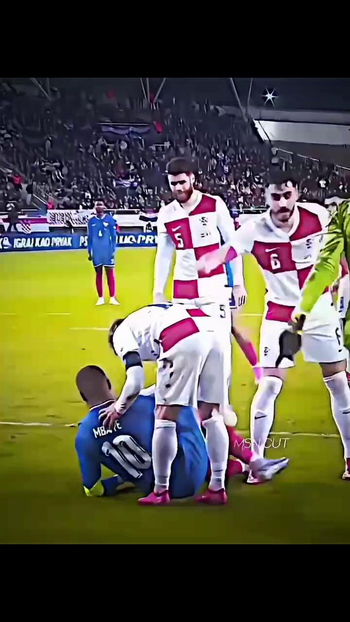 关于姆巴佩遭遇争议红牌，莫德里奇乘势反超比分完成逆转的信息