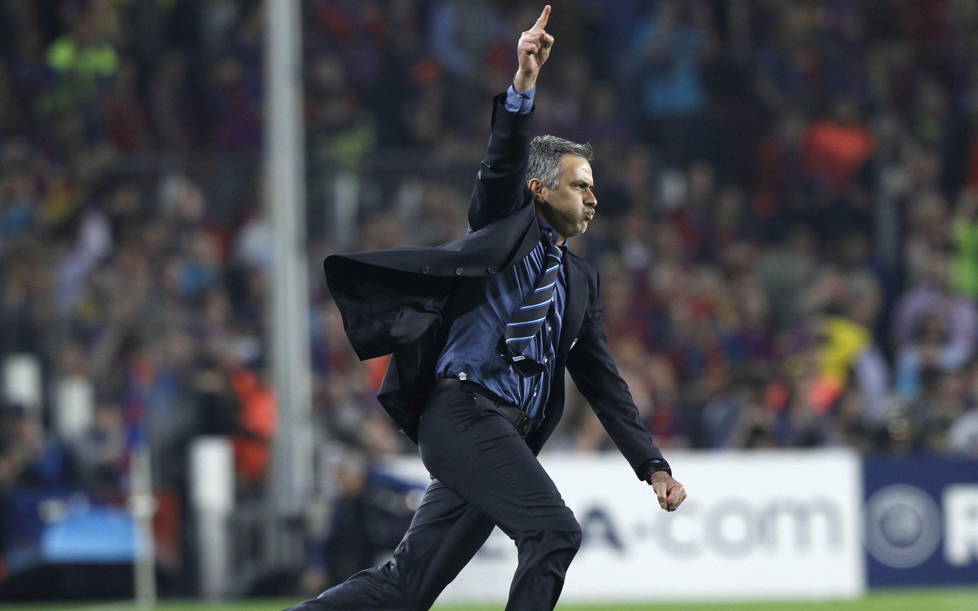 包含国米今日表现抢眼，巴萨整场无解，教练赛后亲自拥抱的词条