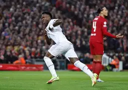 维尼修斯场边指挥情绪激动，利物浦队员怒摔水瓶的简单介绍